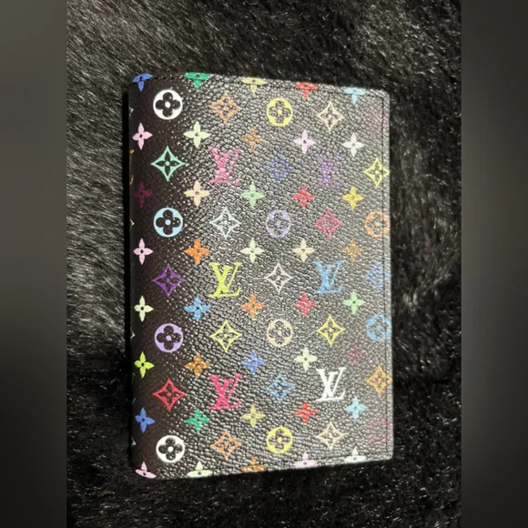 Louis Vuitton Passport Cover - Picture 5 of 8